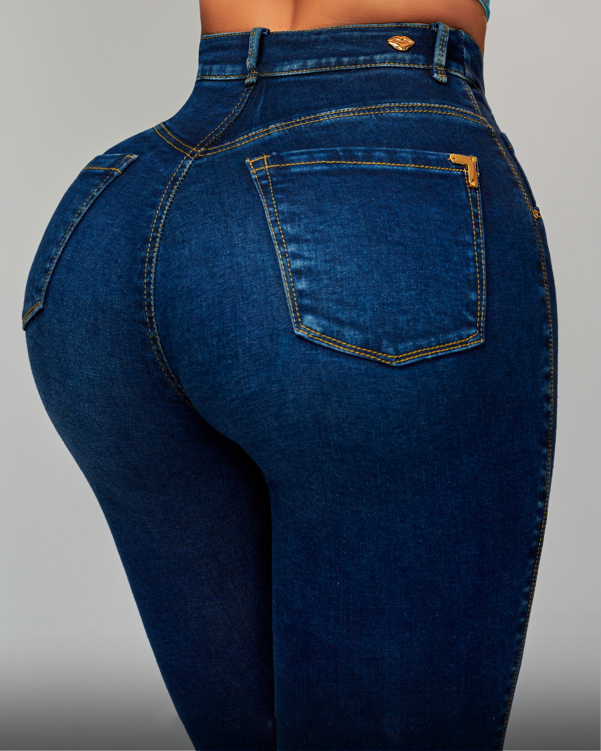 Jeans de mezclilla con levantamiento de glúteos, cierre de botones, tiro alto, stretch, glamour y brillo