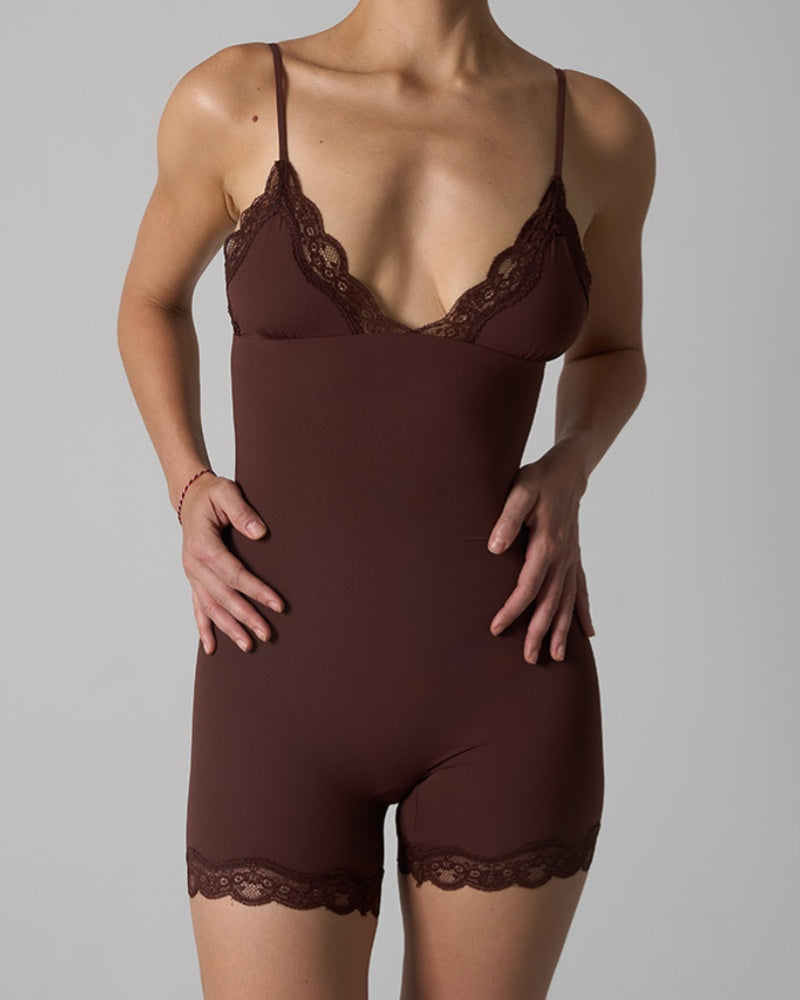 Body de moldeo sin costuras con tirantes en forma de triángulo y detalle de encaje