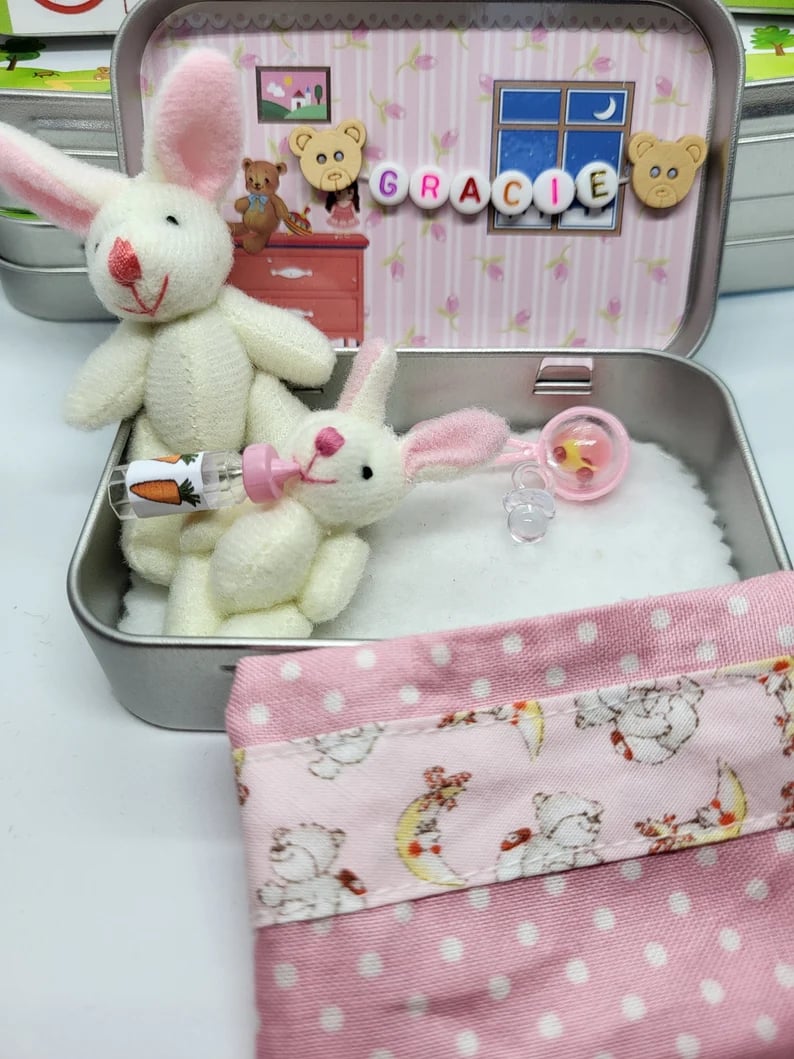 🐰 Mini Peluche de Conejito en Lata – Regalo Divertido y Encantador para Pascua 🎁✨