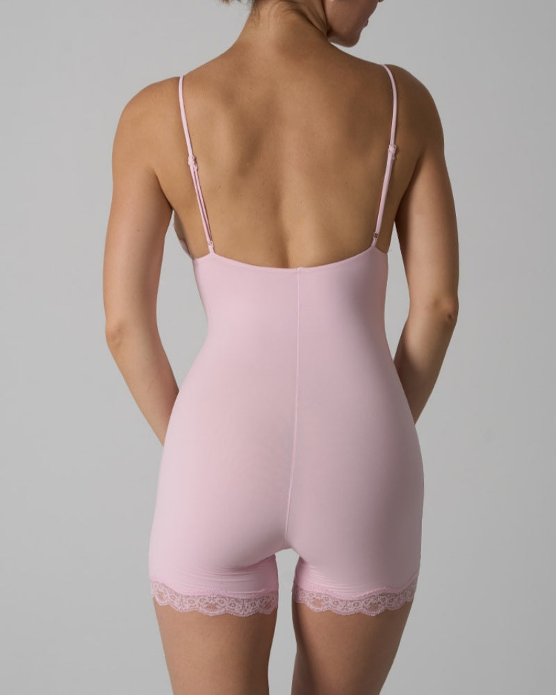 Body de moldeo sin costuras con tirantes en forma de triángulo y detalle de encaje