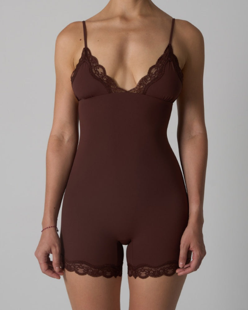 Body de moldeo sin costuras con tirantes en forma de triángulo y detalle de encaje