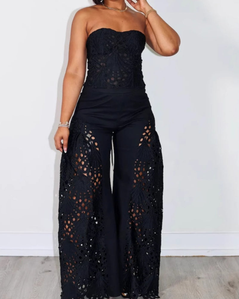 Conjunto de Top Elegante Sin Tirantes con Ojalillos Florales y Pantalones de Pierna Ancha