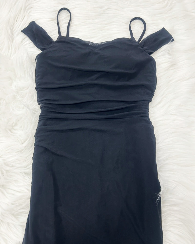 Vestido Glamuroso con Hombros Descubiertos y Abertura Asimétrica con Volantes