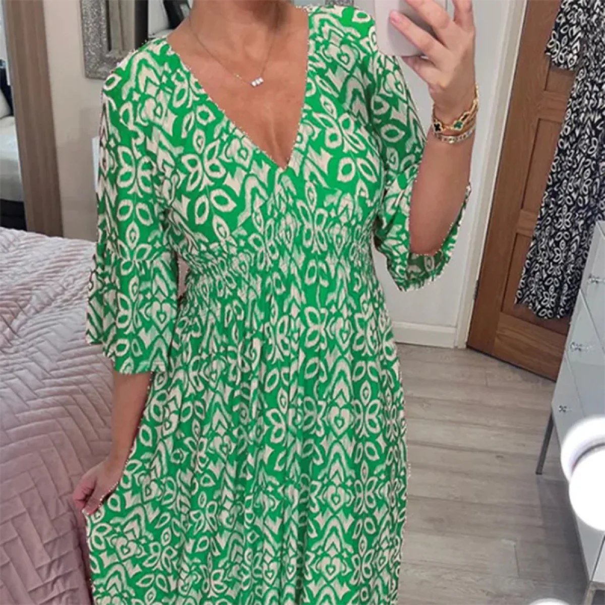 👗✨ Vestido Holgado con Cuello en V y Estampado – Comodidad y Estilo para un Look Casual y Elegante 🌸💖