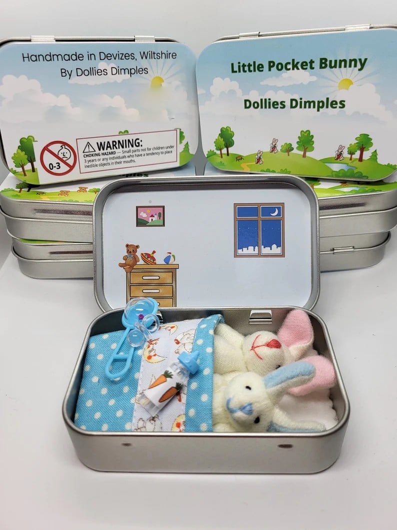 🐰 Mini Peluche de Conejito en Lata – Regalo Divertido y Encantador para Pascua 🎁✨