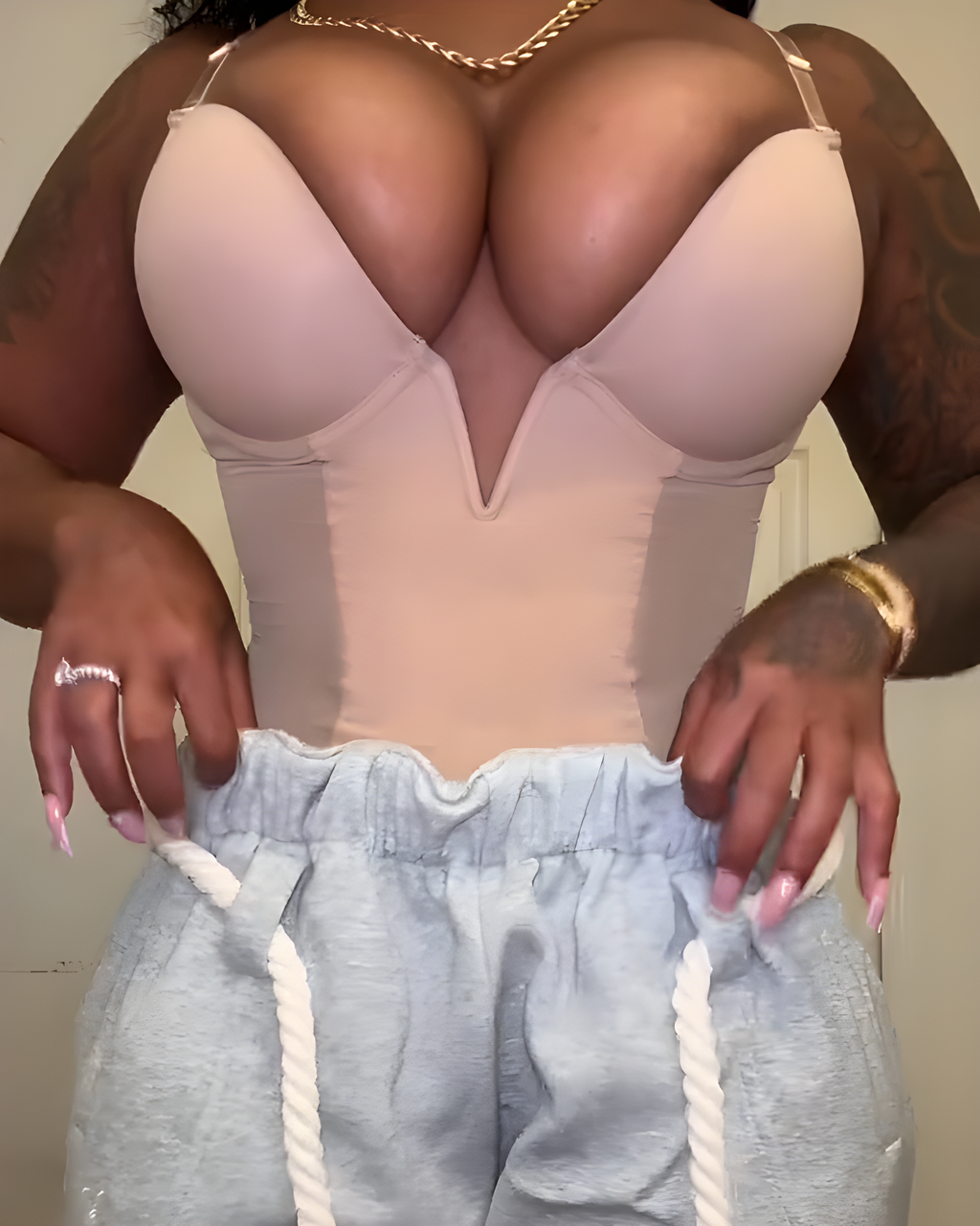 Body de malla con escote profundo, espalda descubierta y tanga moldeadora sexy