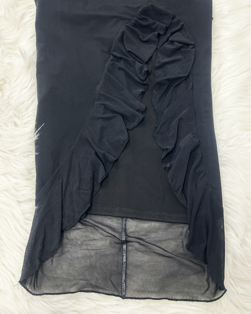 Vestido Glamuroso con Hombros Descubiertos y Abertura Asimétrica con Volantes