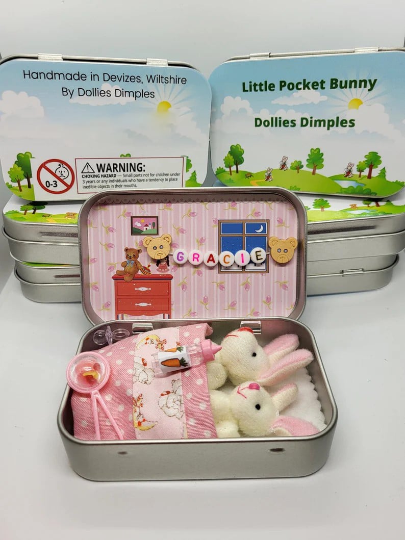 🐰 Mini Peluche de Conejito en Lata – Regalo Divertido y Encantador para Pascua 🎁✨