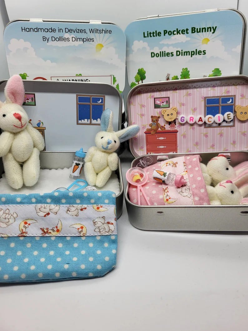 🐰 Mini Peluche de Conejito en Lata – Regalo Divertido y Encantador para Pascua 🎁✨