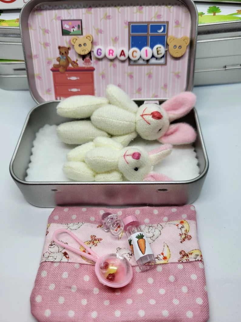 🐰 Mini Peluche de Conejito en Lata – Regalo Divertido y Encantador para Pascua 🎁✨