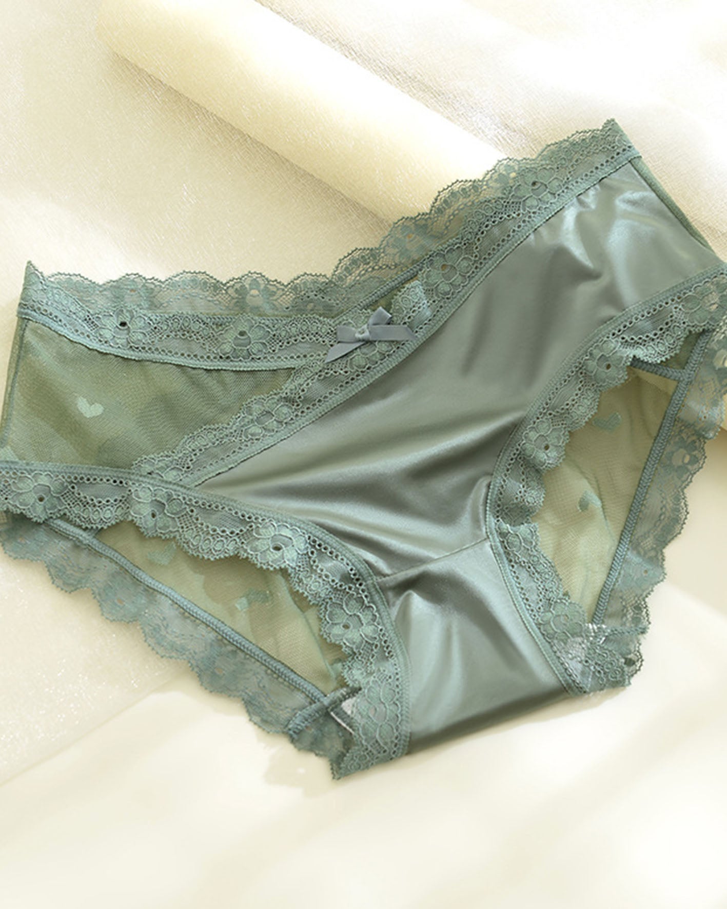 Panties de cintura media-alta para mujer con patrón de corazón, encaje en el borde y combinación de malla