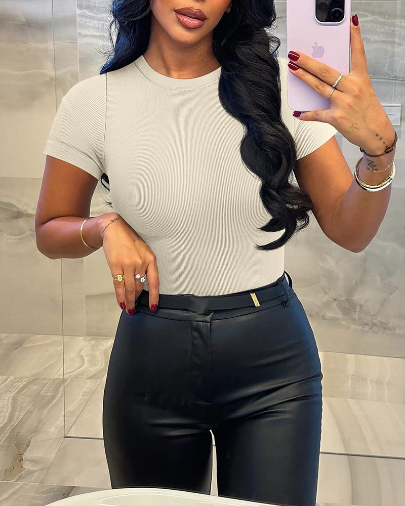 Mujer Sexy Body de Tirantes Cortos con Cuello Redondo, Control de Abdomen y Diseño de Tanga de Punto Acanalado