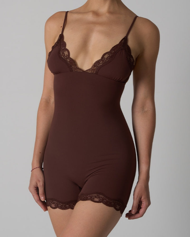 Body de moldeo sin costuras con tirantes en forma de triángulo y detalle de encaje