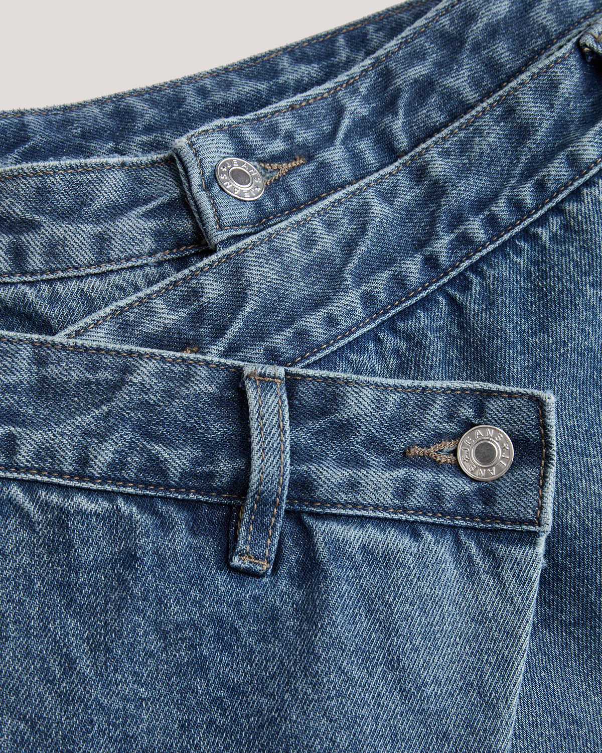 Jeans de pierna ancha con cintura alta y frente cruzado