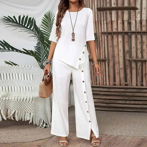 Top irregular + pantalones con botones decorativos: el look moderno que estabas buscando. 🔥