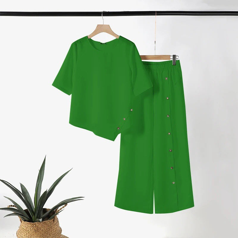 Top irregular + pantalones con botones decorativos: el look moderno que estabas buscando. 🔥