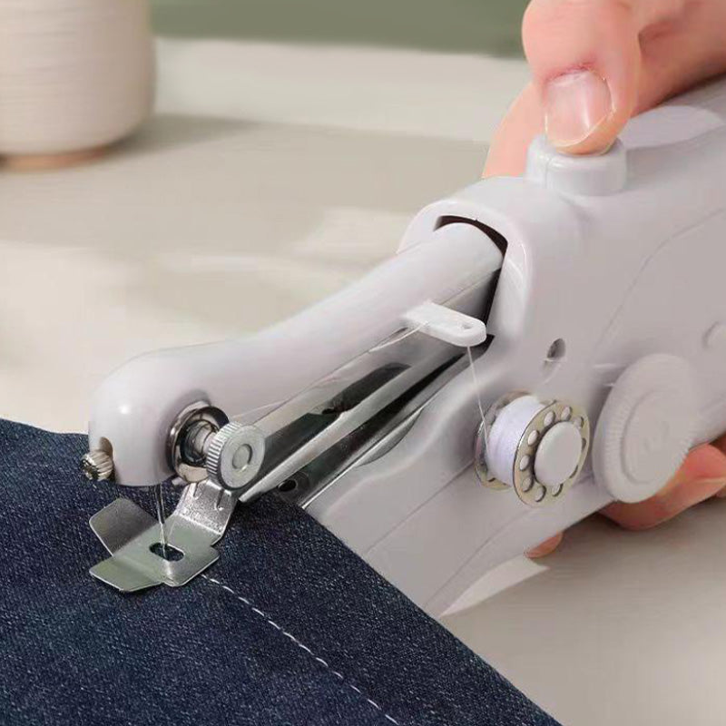 🔥 50% DE DESCUENTO 🔥  Mini Máquina de Coser Eléctrica Quick Se – Compacta, Rápida y Fácil de Usar ✂️🧵