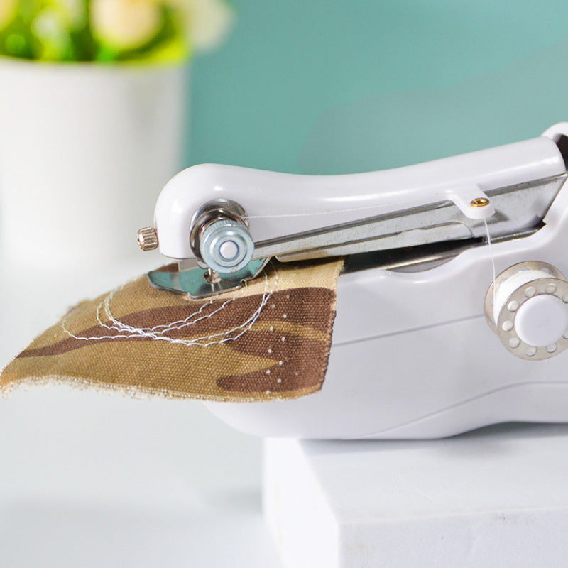 🔥 50% DE DESCUENTO 🔥  Mini Máquina de Coser Eléctrica Quick Se – Compacta, Rápida y Fácil de Usar ✂️🧵