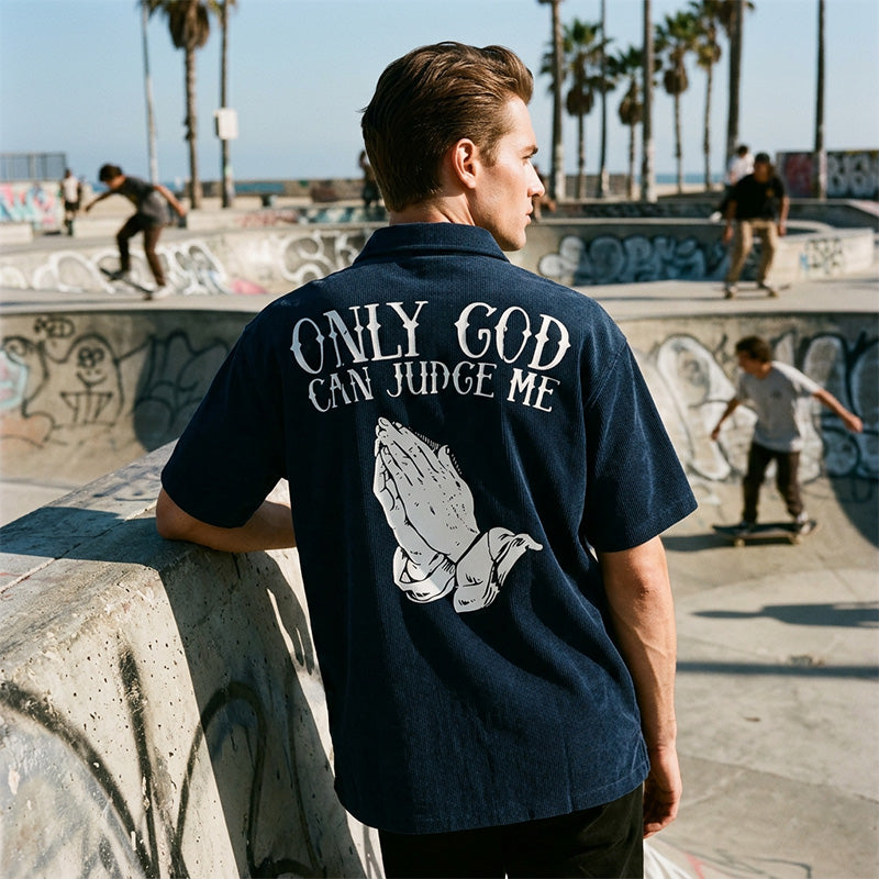 ¡OFERTA POR TIEMPO LIMITADO 50% DE DESCUENTO! 👕 Camiseta de Hombre 'Manos en Oración' – 100% Algodón, Estampado Simbólico ✨