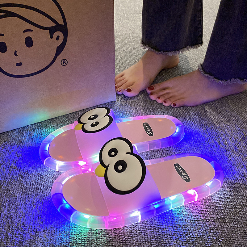 🐧🔥 ¡OFERTA 50% OFF! Zapatillas LED con Diseño de Pingüino – Divertidas y Cómodas
