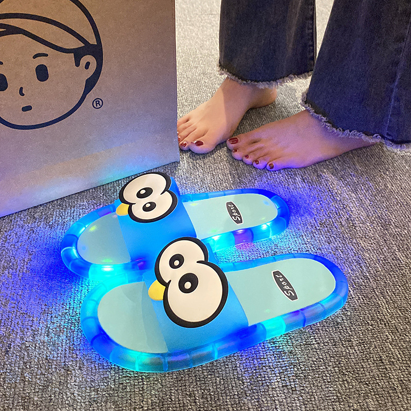 🐧🔥 ¡OFERTA 50% OFF! Zapatillas LED con Diseño de Pingüino – Divertidas y Cómodas