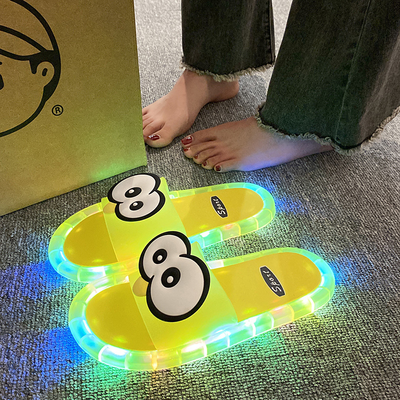 🐧🔥 ¡OFERTA 50% OFF! Zapatillas LED con Diseño de Pingüino – Divertidas y Cómodas
