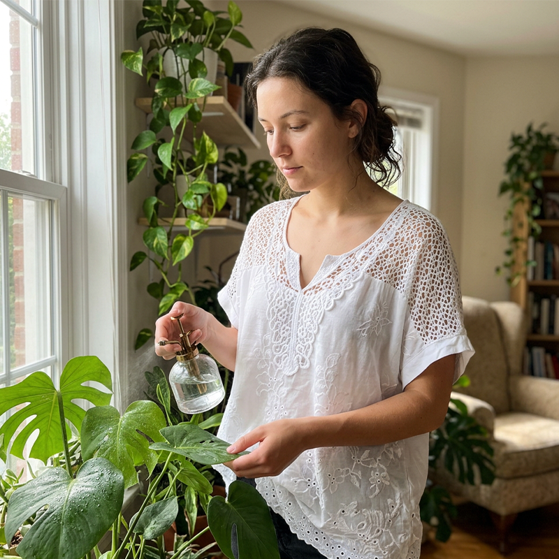 🌸✨ ¡OFERTA 50% OFF! Blusa Elegante con Encaje y Bordado Floral – Estilo Femenino y Sofisticado