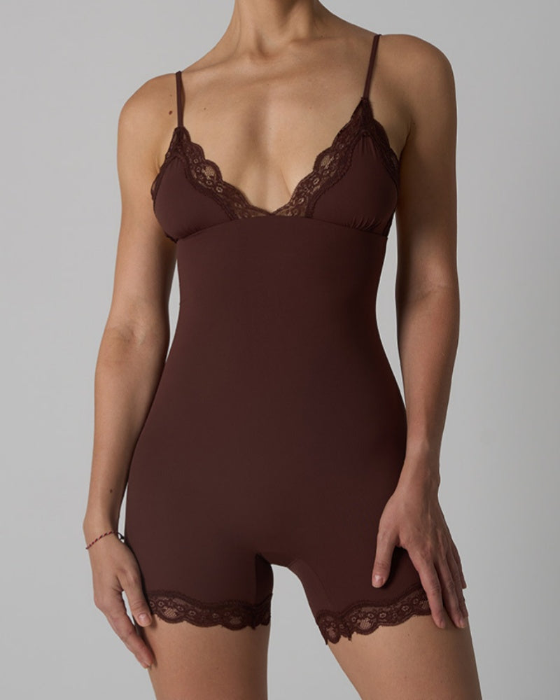 Body de moldeo sin costuras con tirantes en forma de triángulo y detalle de encaje